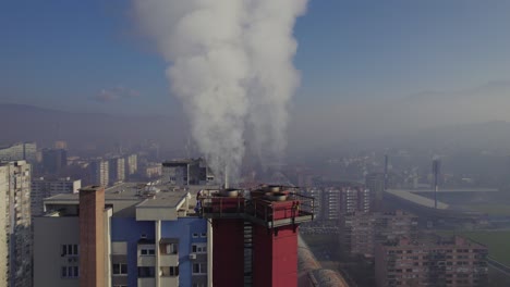 Vista-Aérea-De-La-Chimenea-Con-Mucho-Humo-En-La-Ciudad-Contaminada