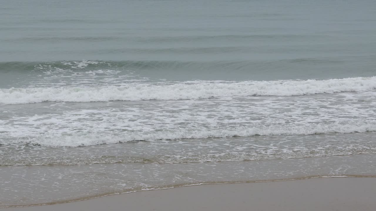 레이옹 해변은 비가 내리고 강한 파도가 강한 바람과 함께 구름이 많은 비가 오는 계절입니다.