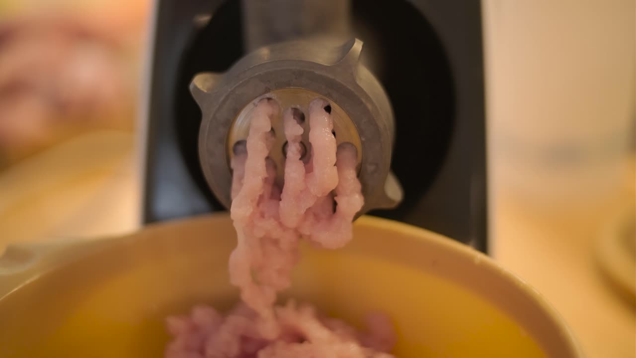 Close-up de Moedor de Carne Produzindo Carne Moída em uma Tigela