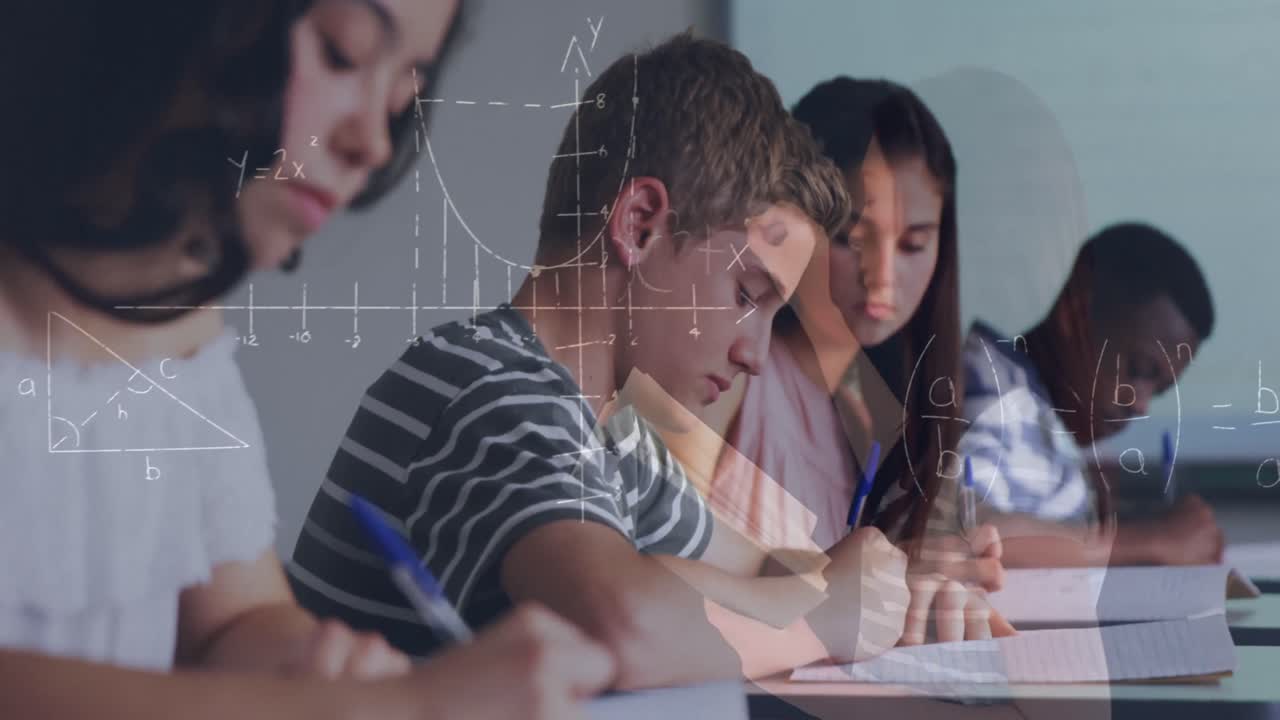 animación de ecuaciones matemáticas sobre niños de escuela escribiendo en el aula