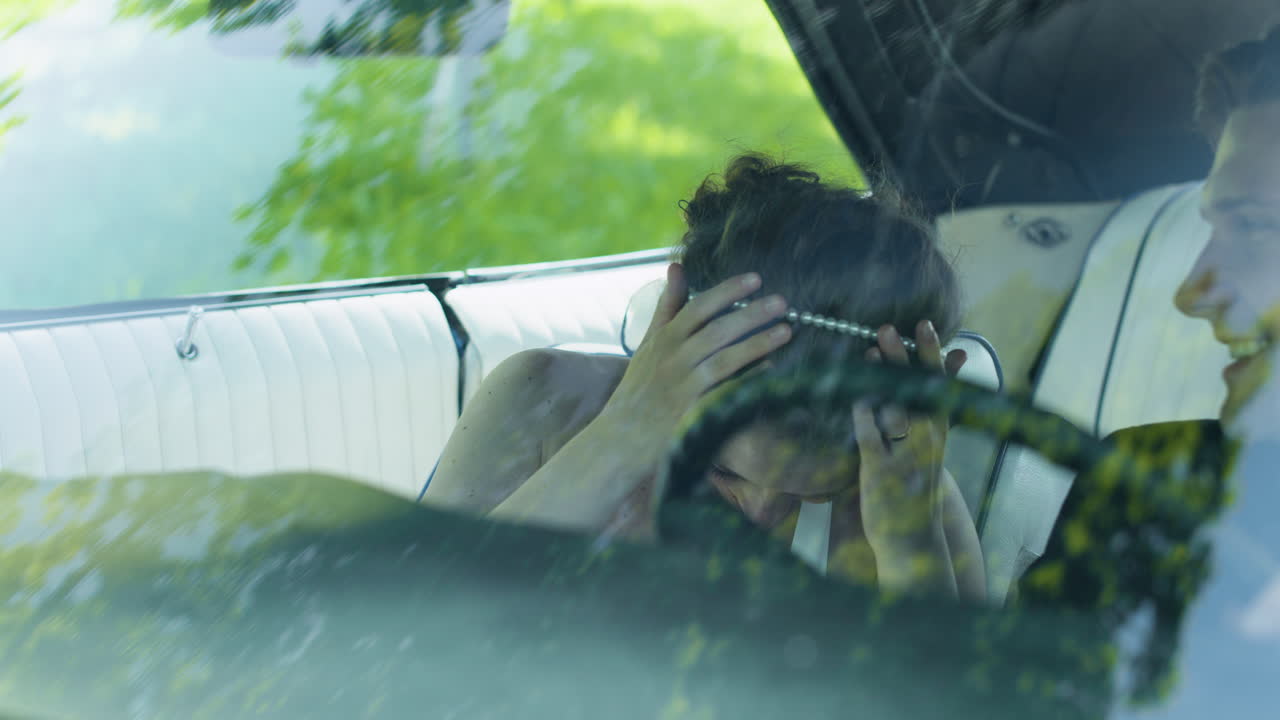 그냥 결혼한 커플이 차에 앉아있어요