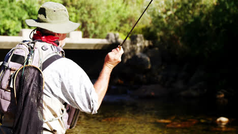 hombre pescando con la mosca en el río
