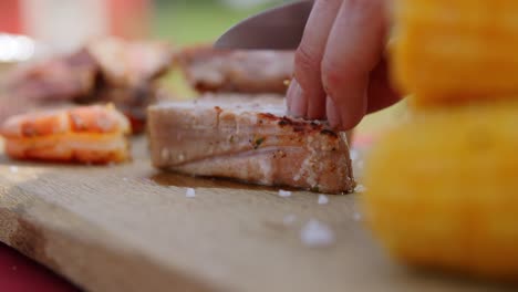 Fleisch-Wird-Mit-Einem-Messer-In-Scheiben-Geschnitten