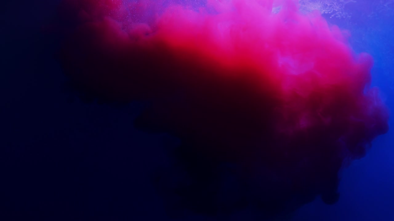 salpicaduras de color de tinta aislados en fondo negro. pintura abstracta en el agua, fotografiado en movimiento. girando gotas de colores nube.