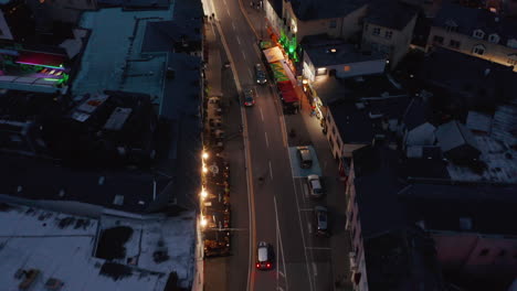 Vista-De-ángulo-Alto-Del-Tráfico-En-Las-Calles-De-La-Ciudad-Nocturna.-Seguimiento-Hacia-Adelante-De-La-Conducción-De-Automóviles-A-Través-De-La-Ciudad-Nocturna.-Killarney,-Irlanda