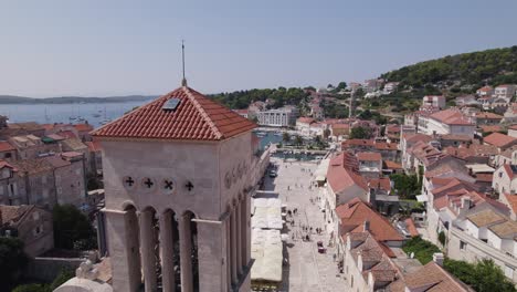 Luftaufnahme:-Hvar,-Kroatien-Mit-Dem-Turm-Der-Römisch-katholischen-Diözese-Im-Vordergrund