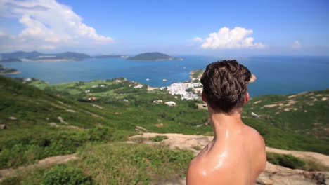 Hombre-Sin-Camisa-Admirando-La-Playa-De-Shek-O-Desde-La-Espalda-Del-Dragón-En-Hong-Kong