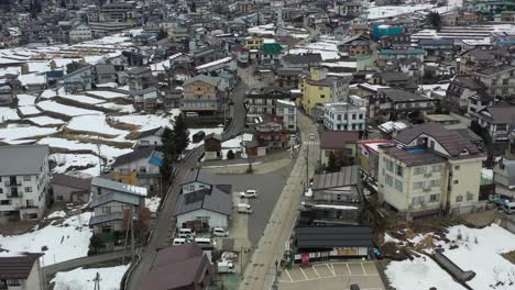 vista aérea de arriba hacia abajo de una ciudad de esquí en nagano, japón, con carreteras vacías durante el invierno