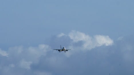 Verkehrsflugzeug-Nähert-Sich-Dem-Flughafen,-Himmelshintergrund.-Statisch