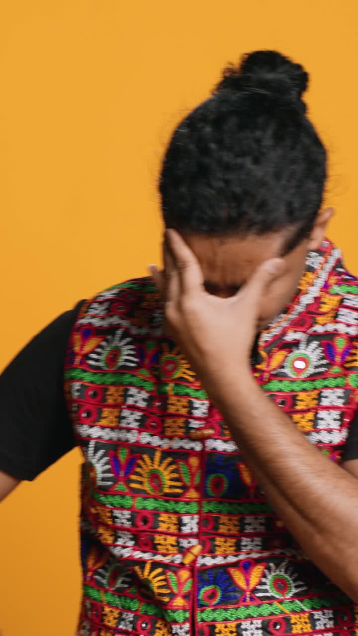 Uomo affranto che si copre il viso con le mani per la delusione