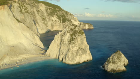 toma aérea de drones de los altos acantilados de kerri en la isla de zakynthos, grecia en 4k