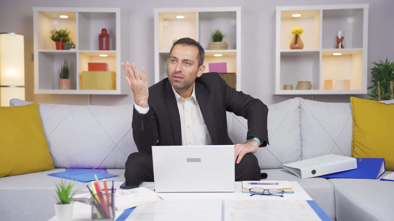 가정 사무직 노동자가 화를 내고 있습니다.