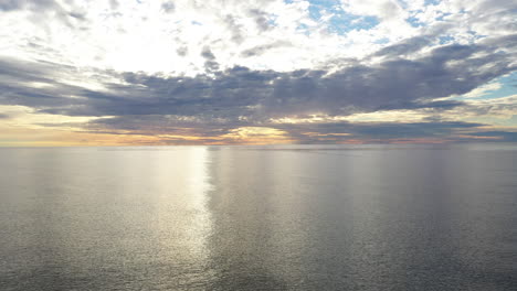 Aéreo:-Volando-Muy-Lentamente-Hacia-Atrás-El-Mar-Báltico-Durante-La-Hora-Dorada-Con-Un-Horizonte-Majestuoso-Y-Colores-Azules-En-El-Cielo