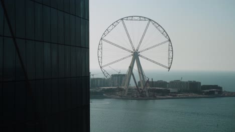 la rueda de la ferris de dubai y la construcción en la isla