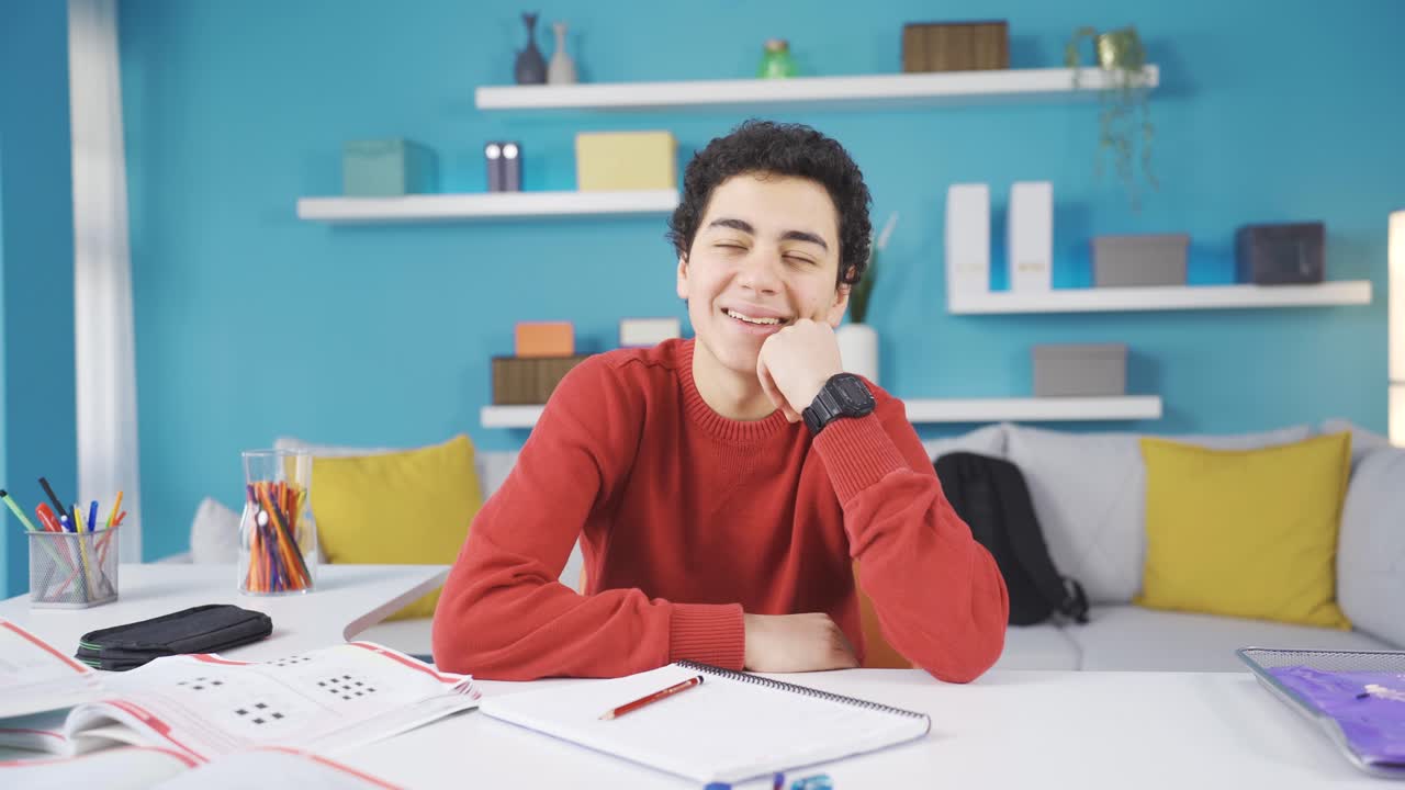 el niño inteligente que sueña se da cuenta de que necesita estudiar y estudiar.