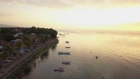 imágenes de drones de la puesta de sol en la playa en el sudeste asiático en 4k