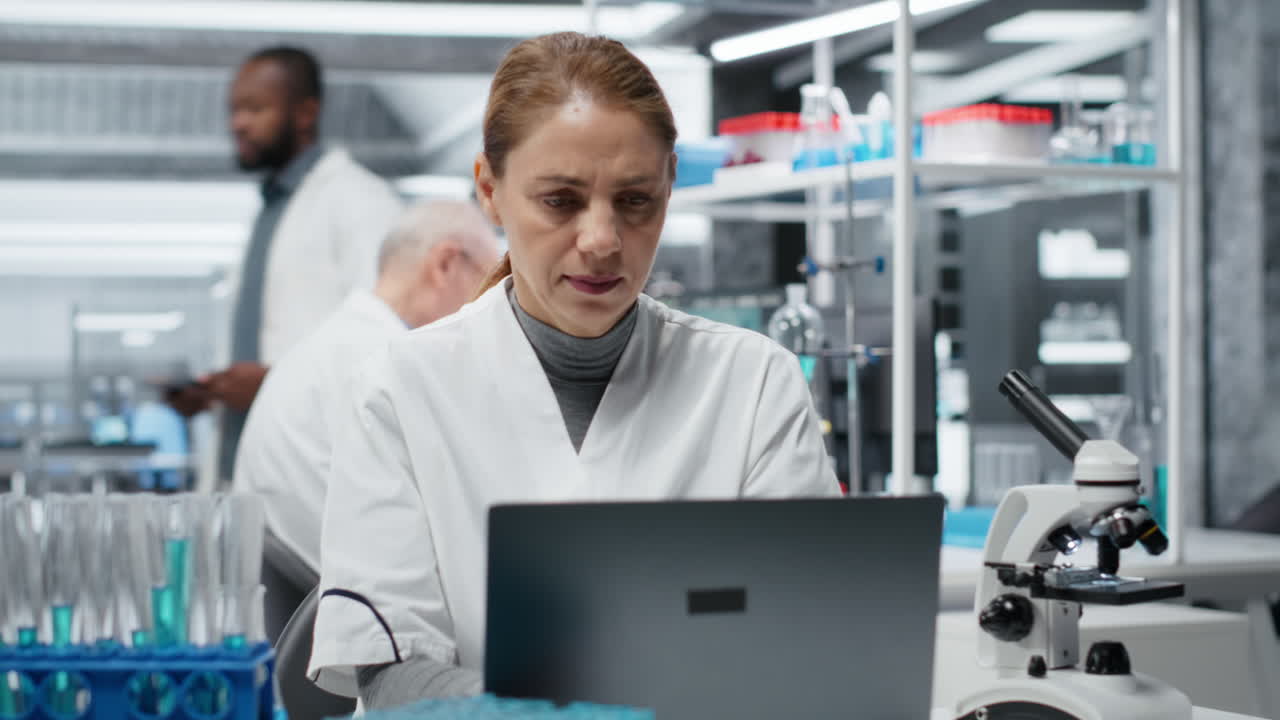 Ricercatore di nanotecnologie teso che avverte pressione alla testa in laboratorio