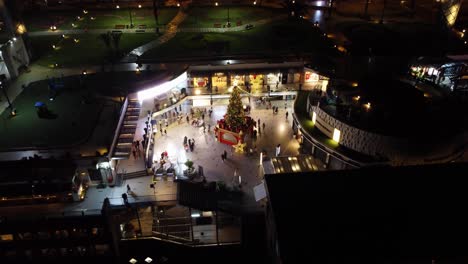 Un-árbol-De-Navidad-Iluminado-Por-La-Noche-En-Un-Centro-Comercial