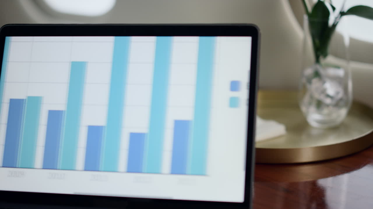 gráficos de pantalla de computadora portátil en un viaje en avión.