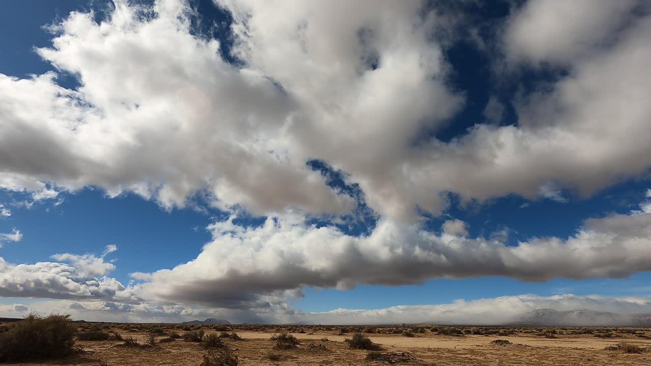 los cúmulos cambian de forma mientras corren por el cielo sobre el desierto de mojave en este lapso de tiempo de larga duración