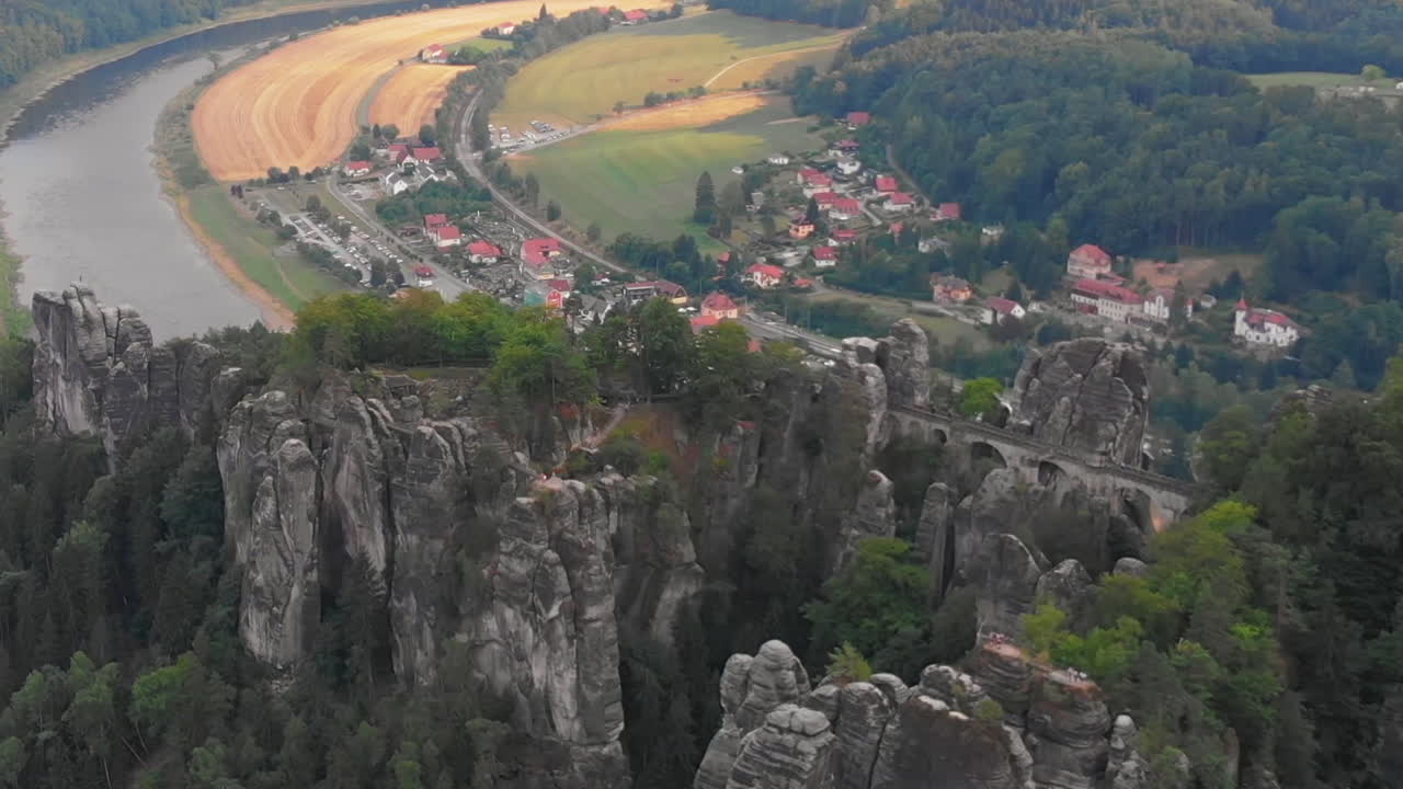 vista aérea del puente bastei de suiza sajona, bad schandau, alemania