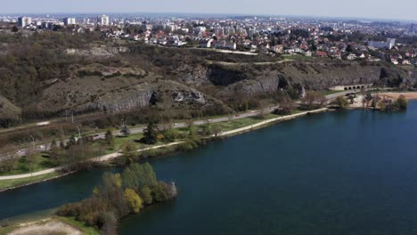 coche y tráfico en la carretera interestatal junto al cuerpo de agua con la ciudad francesa en segundo plano.