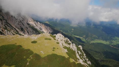 Schnelltauchender-Drop-Down-Flug-Mit-Einer-FPV-Drohne,-Die-In-Eine-Enge-Schlucht-Eindringt