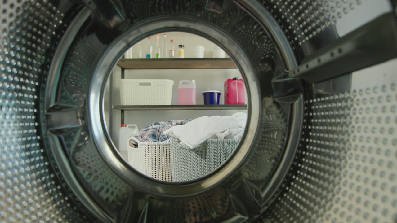 세탁 바구니가 있는 방과 세제가 있는 선반