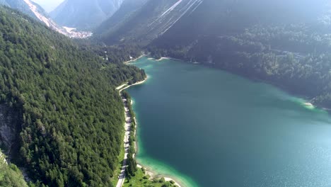 Vista-Aérea-Del-Lago-Del-Predil