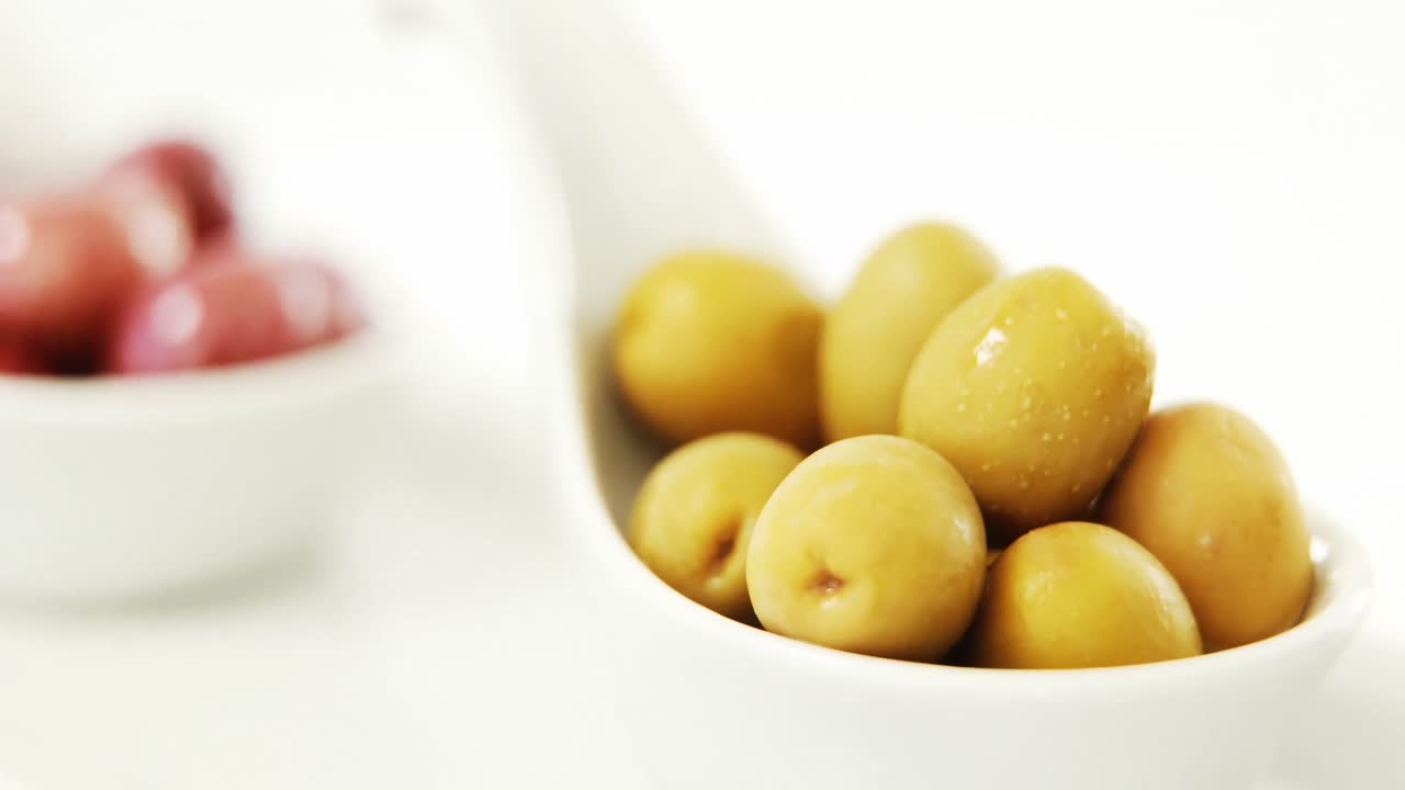 aceitunas verdes marinadas en un tazón