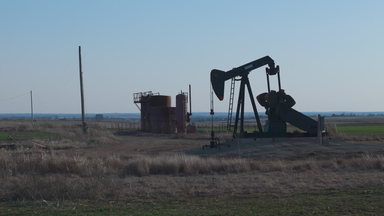 oklahoma - oil pumpjack vía de derecha a izquierda
