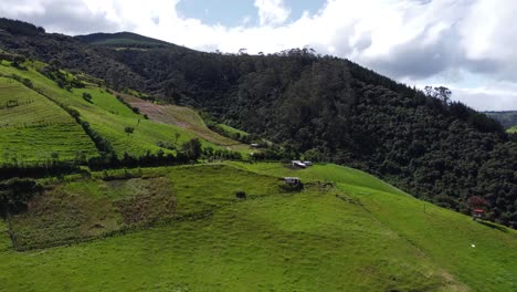 empuje aéreo de drones sobre las granjas de las estribaciones del volcán pasochoa, puichig, cantón mejia, provincia de pichincha, ecuador