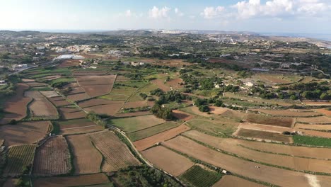 Drohnenschuss-In-Malta,-Der-über-Den-Bidnija-Feldern-Fliegt