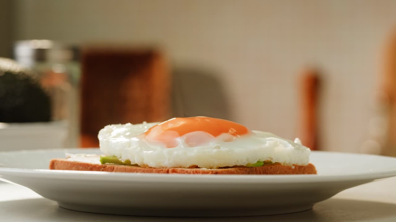 달걀 프라이를 곁들인 아보카도 토스트