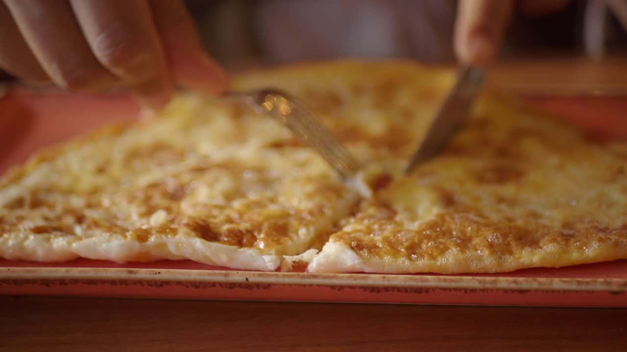 오멜을 먹는 사람