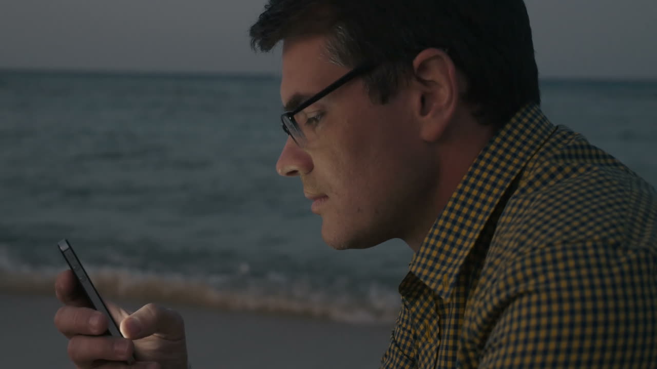 바다 에서 으로 통신하는 젊은 남자