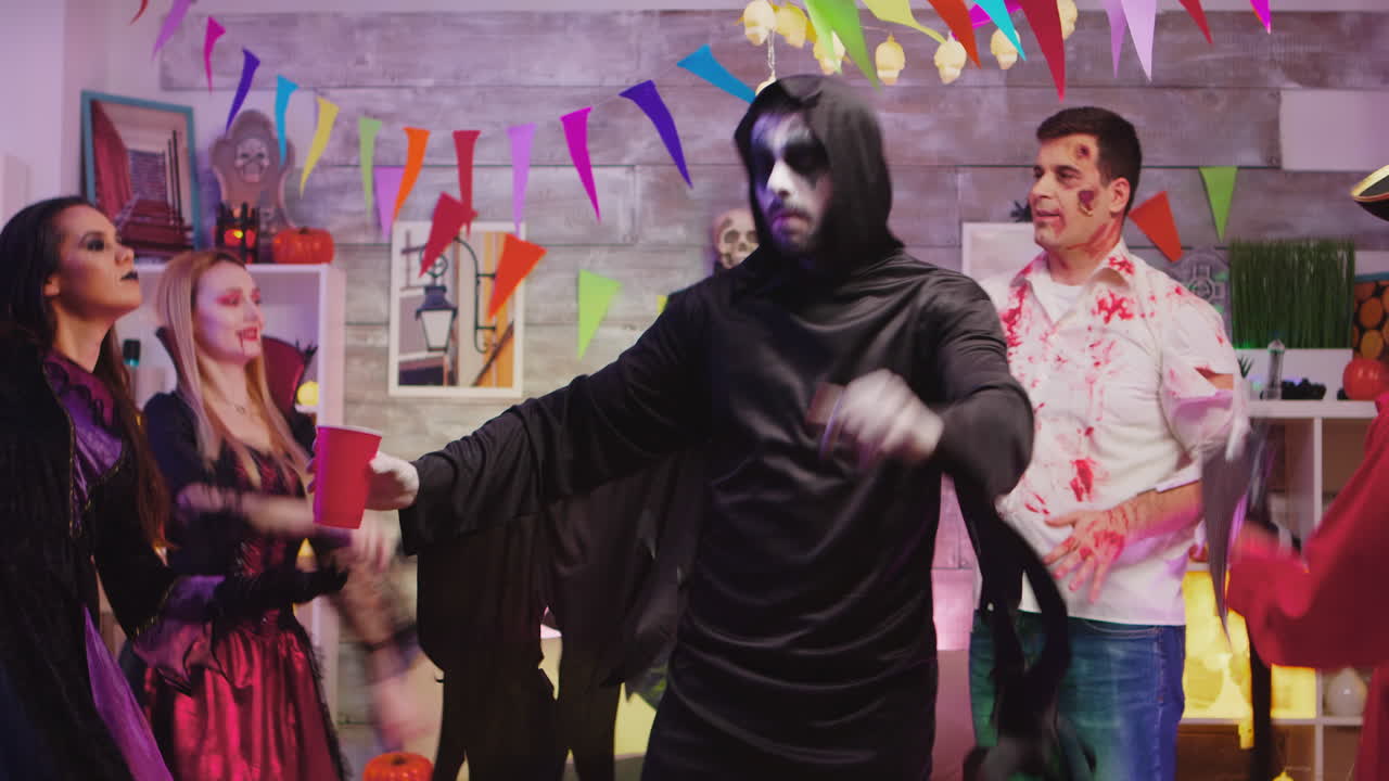 un joven feliz disfrazado de muerte.