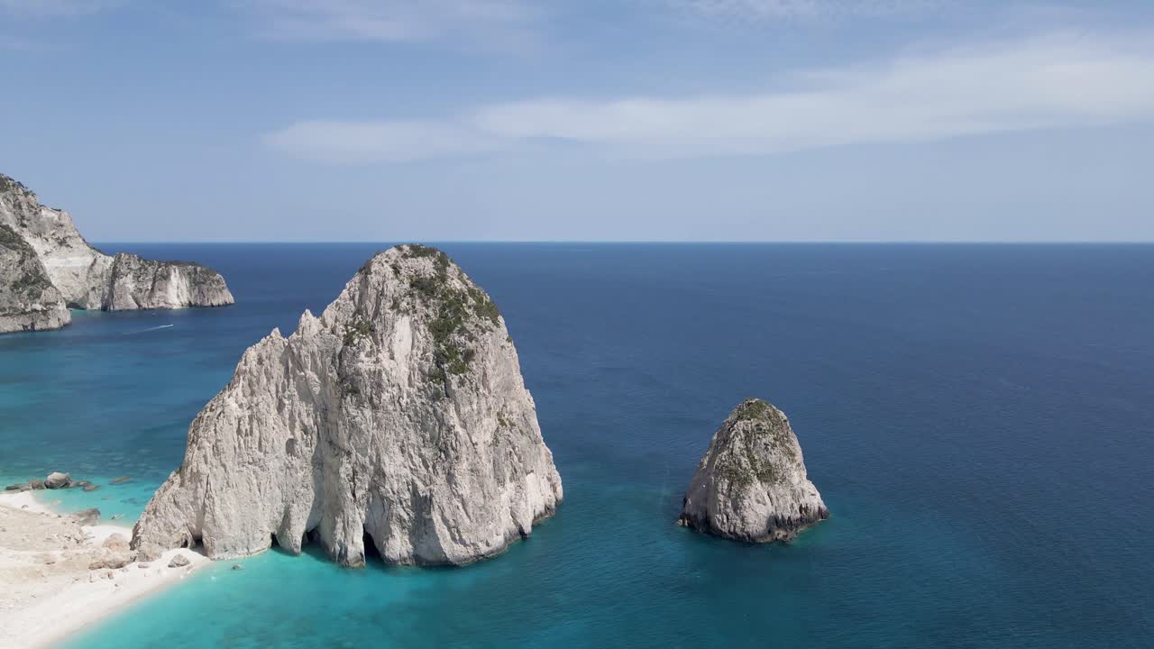 acantilado de zakynthos 13 picos en el agua distanciados