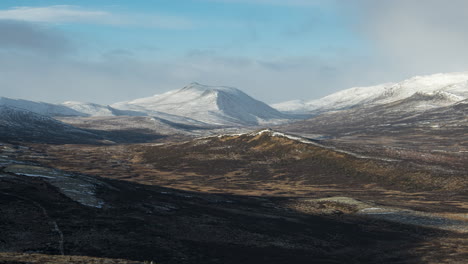 Lapso-De-Tiempo-De-Nubes-Brumosas-Moviéndose-Y-Sombreando-Las-Montañas-De-Dovrefjell-Y-Snohetta-En-Hjerkinn,-Noruega