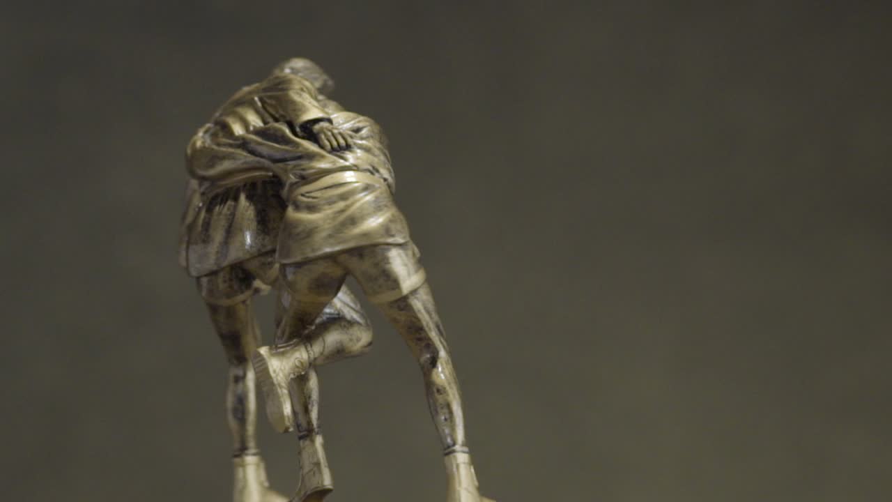 두 명의 레슬러의 청동 조각