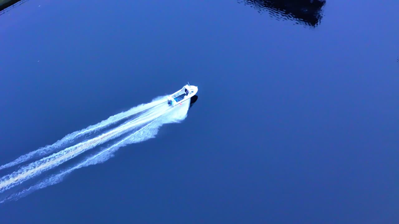 Gite in motoscafo, strutture di ponti danneggiati, movimento marittimo, aereo