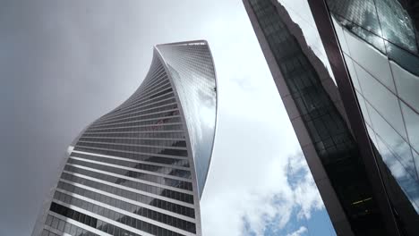 rascacielos en espiral en un paisaje urbano