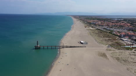 Sandige-Küste-Von-Leucate,-Frankreich,-Mittelmeer,-Luftaufnahme,-Blauer-Himmel,-Sommertag