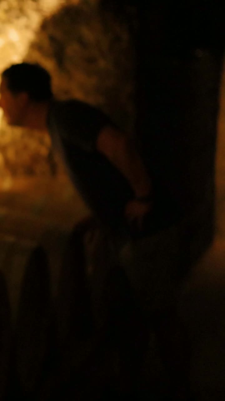 persona borrosa en una cueva