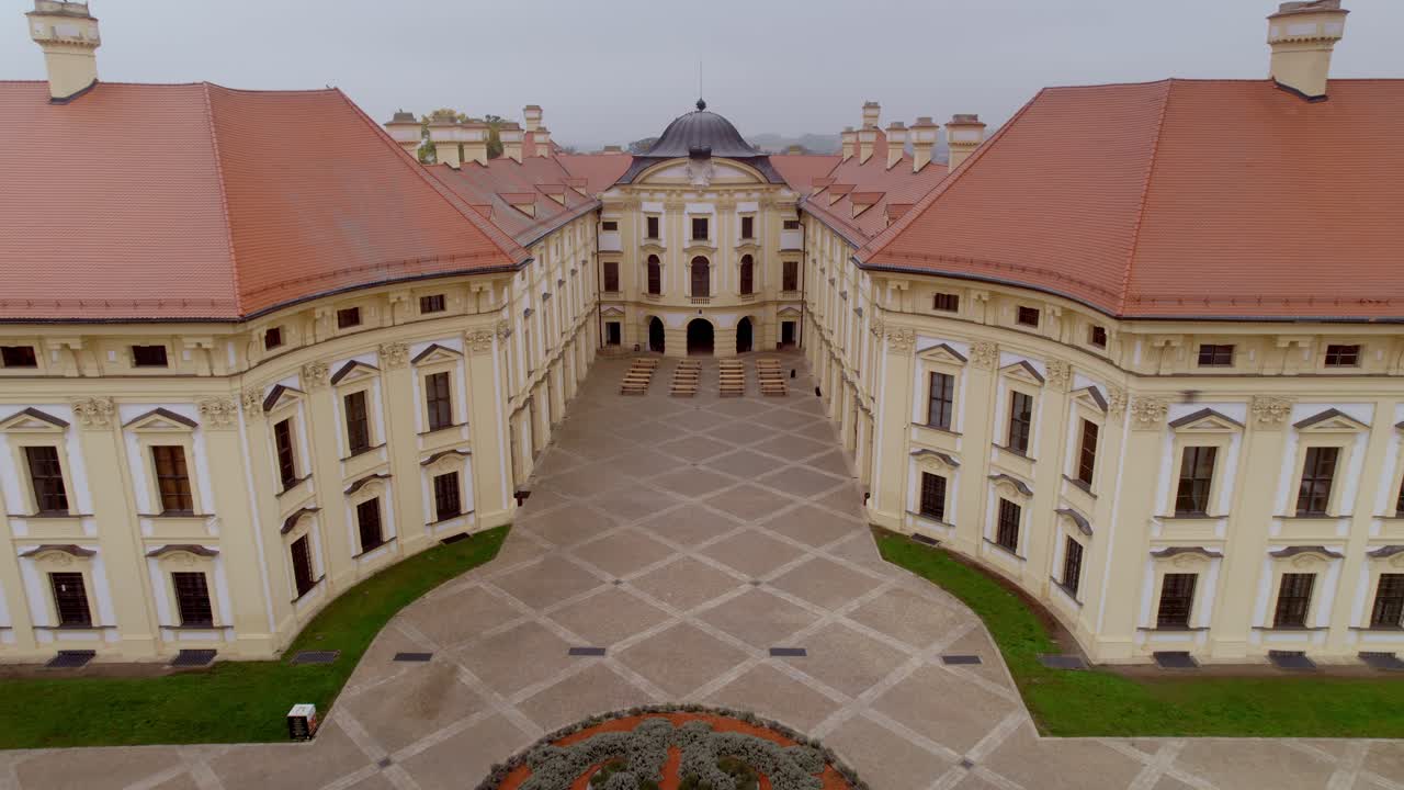 Вид с дрона на историческую, симметричную архитектуру Славковского замка, Чехия
