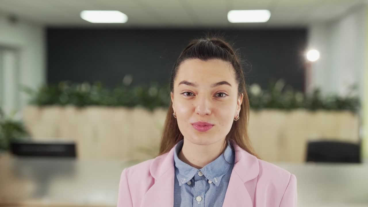 joven hermosa morena se quita una máscara médica protectora y sonríe