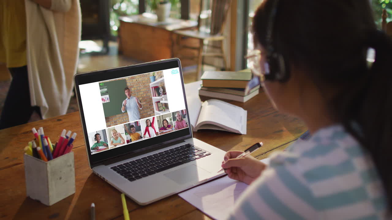 estudiante que usa una computadora portátil para una lección en línea en casa, con un maestro y una clase diversos en la pantalla