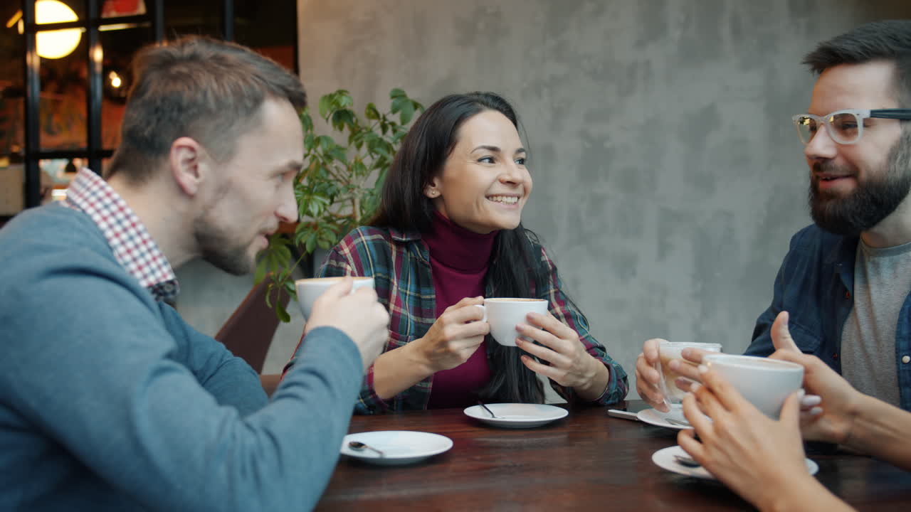 커피를 즐기는 친구들