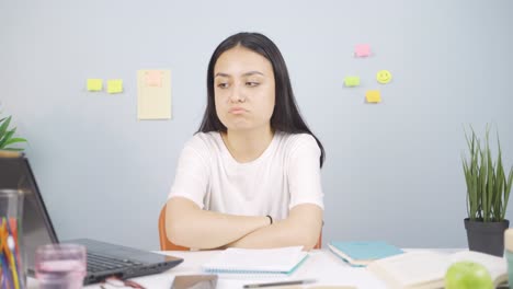 libros y una estudiante infeliz.