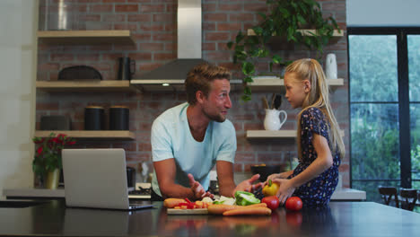 padre e hija cocinando juntos